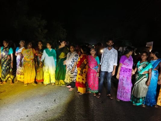 ఆర్నాబ్ తుఫానుతో  అంధకారమైన జీవీఎంసి 106 వ వార్డు  జాజులవానిపాలెం
