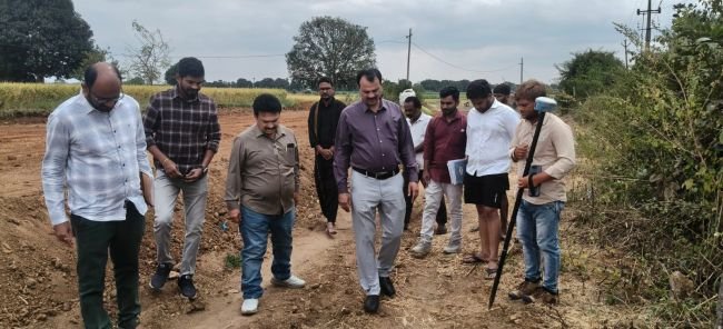 డబిల్‌పూర్‌లో భూ రీ సర్వే పనుల పరిశీలన.. అధికారులకు అదనపు కలెక్టర్ విజయేందర్ రెడ్డి సూచనలు