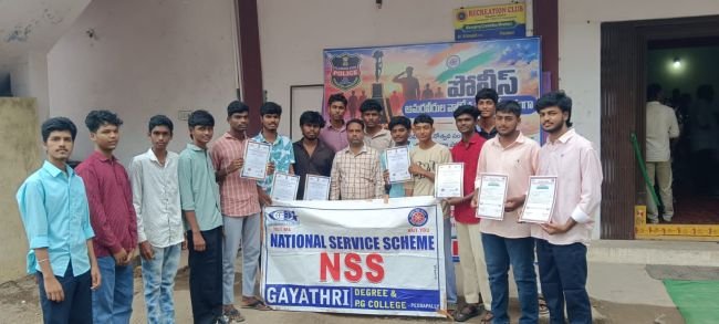 పోలీసు అమరవీరులకు ఘన నివాళి..   - గాయత్రి కళాశాల విద్యార్థుల రక్తదానం