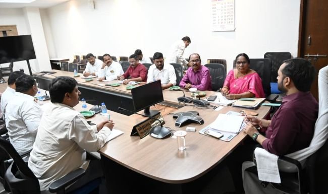 కలెక్టర్ దీపక్ తివారి అధ్యక్షతన జిల్లా అక్రిడిటేషన్ కమిటీ సమావేశం