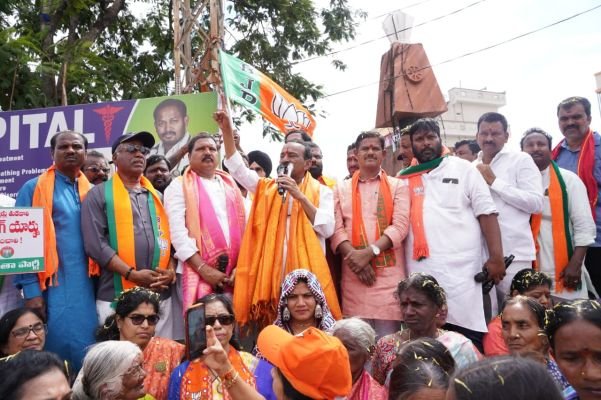 డంపింగ్ యార్డ్ డీపీఆర్ ఇవ్వండి.. నిధులు తేకపోతే రాజకీయాల నుంచి తప్పుకుంటా: సీఎం రేవంత్‌కు ఎంపీ ఈటల సవాల్