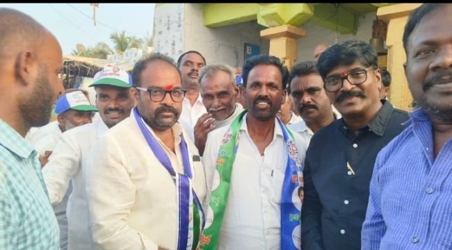 తెలుగుదేశం పార్టీకి షాక్.. తలారి రంగయ్య ఆధ్వర్యంలో వైఎస్ఆర్సిపి తీర్థం పుచ్చుకున్న కార్యకర్త శ్రీనివాసులు.