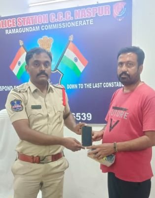 పోగొట్టుకున్న మొబైల్‌ ఫోన్‌ బాధితుడికి అప్పగింత