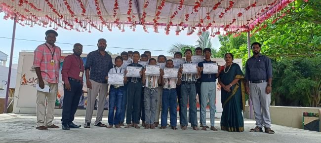 14 మంది శ్లోకా విద్యార్థులకు స్కాలర్షిప్.. కరస్పాండెంట్ బండి నవనీశ్వర్ రెడ్డి
