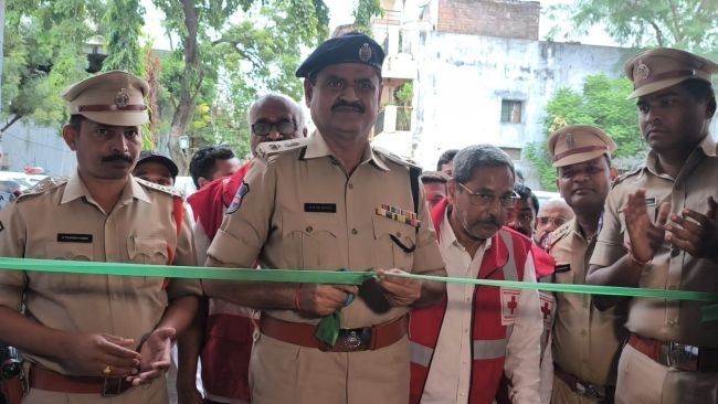 అమరవీరుల స్ఫూర్తితో.. 350 యూనిట్ల రక్తదానం. - యువతను అభినందించిన డీసీపీ