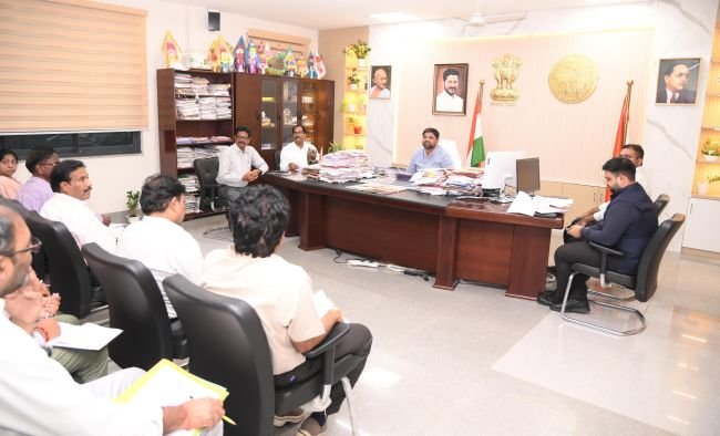 ప్రభుత్వ భూముల క్రమబద్ధీకరణను నిబంధనల ప్రకారం సమర్థవంతంగా చేపట్టాలి