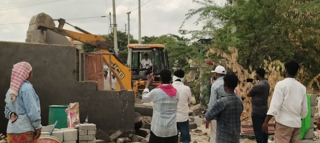 అక్రమ నిర్మాణాలపై అధికారుల కొరడా