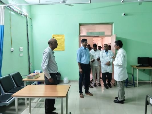 ప్రభుత్వ ఆసుపత్రిలో వైద్య సేవలను పరిశీలించిన అదనపు కలెక్టర్ ఉమా శంకర్ ప్రసాద్