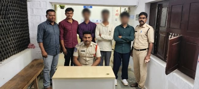 ఇంటి దొంగతనాల కేసుల్లో ముగ్గురి పట్టివేత...  - బంగారు, వెండి ఆభరణాలు స్వాధీనం
