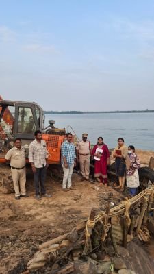 వాడపల్లి ఇసుక రాంప్ వద్ద రెండు బోట్లు సీజ్