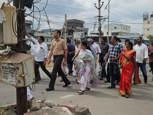 సర్కార్ భూమి జోలికొస్తే అంతే  అమీన్పూర్ పర్యటనలో కలెక్టర్  హెచ్చరిక