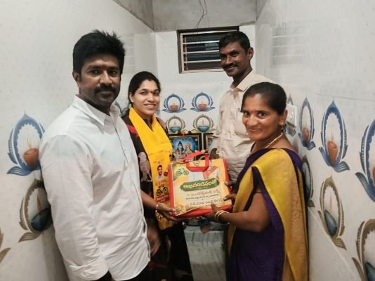గృహప్రవేశ కార్యక్రమంలో పాల్గొన్న డాక్టర్ గొట్టిపాటి లక్ష్మీ దంపతులు.