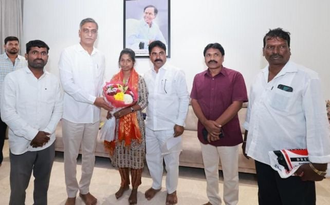 ఎంబిబిఎస్ సీటు సాధించిన లహరికకు  అభినందించిన మాజీ మంత్రి హరీష్ రావు