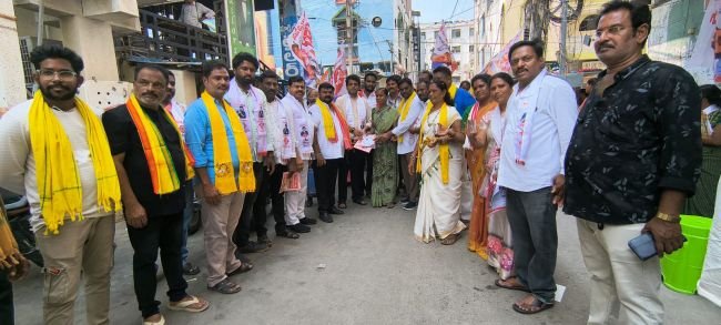 17వ డివిజన్‌లో టీసీ వరుణ్ విస్తృత ప్రచారం..  కూటమి అభ్యర్థి భవాని రవికుమార్‌ను గెలిపించాలని విజ్ఞప్తి..  ఇంటింటి ప్రచారంలో పాల్గొన్న కూటమి నాయకులు.. ప్రజల నుంచి విశేష స్పందన