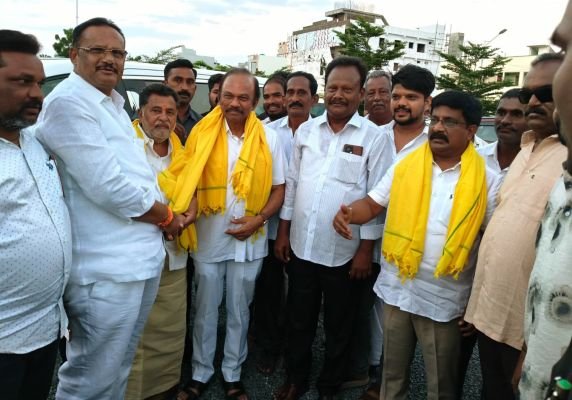 ఎంపీ మాగుంటకు స్వాగతం పలికిన ఎమ్మెల్యే ఉగ్ర