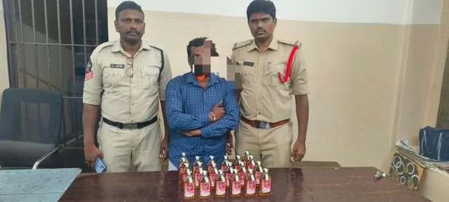 అక్రమ మద్యం విక్రయాలపై పోలీసుల దాడి.. ఇద్దరు అరెస్ట్