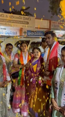 21, 23వ డివిజన్లలో కూటమి అభ్యర్థులకు మద్దతుగా విస్తృత ప్రచారం..  ప్రచారంలో పాల్గొన్న టీసీ వరుణ్ అమ్మ  నీరజ, మేయర్ అభ్యర్థి అజేష్ బాబు