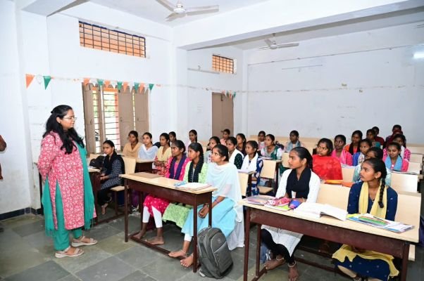 విద్యార్థులకు నాణ్యమైన విద్య, మెరుగైన వసతులు కల్పించాలని జిల్లా కలెక్టర్ ప్రతిమా సింగ్ తెలిపారు.
