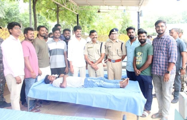 రక్తదాన శిబిరం కార్యాక్రమం నిర్వహించిన పోలీస్ కమిషనర్... 