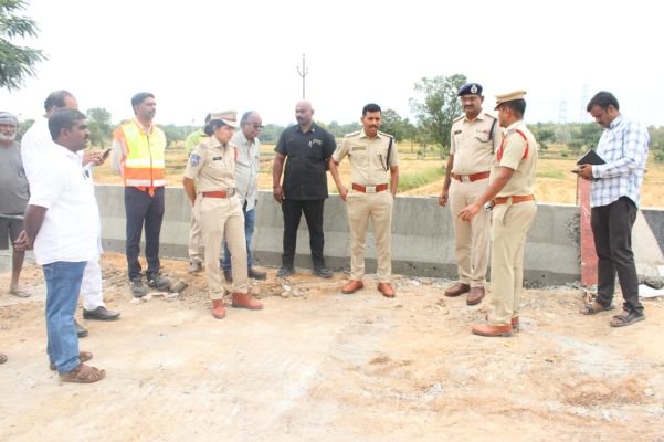 తరచూ ప్రమాదాలు జరిగే ప్రాంతాన్ని పరిశీలించిన పోలీస్ కమిషనర్