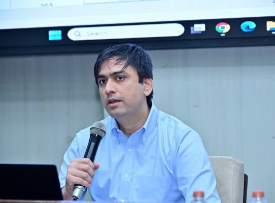 పోస్టల్ బ్యాలెట్ను వినియోగించుకోండి