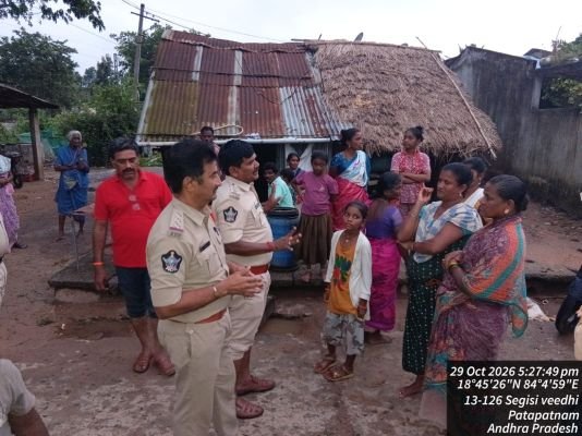 వరద ప్రభావిత గ్రామంలో పోలీసు, రెవెన్యూ అధికారుల పర్యటన