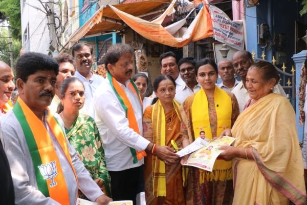 మీ బిడ్డగా ఆదరించి... గెలిపించండి   32వ డివిజన్ లోని  సమస్యలన్నిటిని 6 నెలల్లోగా పరిష్కరిస్తాం...  టిడిపి కార్పొరేటర్ అభ్యర్థి బట్టి వెంకట కీర్తి...