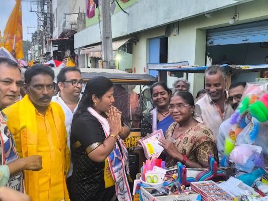 అమ్మ అండగా ఉంటా...ఓటు వెయ్యి తల్లి...! -54వ డివిజన్ పరిధిలో బోయళ్ళ శాంతి ప్రచారం 