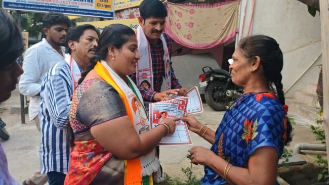 31వ డివిజన్ ప్రజలకు సేవ చేసే అవకాశం కల్పించండి... ప్రచారంలో మందపాటి భానుప్రియ