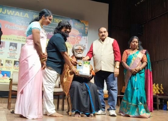 కట్టంగూర్ పూలస్వామికి ప్లాటినం ఐకాన్ అవార్డు న్యూఢిల్లీలో ఘనంగా సత్కారం