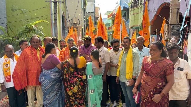 గెలుపు లక్ష్యంగా గాలి కావ్య ప్రచారం  -కొర్లగుంటలో బ్రహ్మరథం పట్టిన మహిళలు 