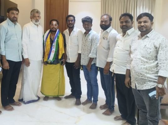 ఓటేరులో టీడీపీ నుంచి వైఎస్సార్సీపీలో చేరిక