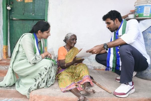 తిరుచానూరులో చెవిరెడ్డి హర్షిత్‌రెడ్డి ఇంటింటి ప్రచారం  కరోనా సేవలను గుర్తు చేసుకున్న స్థానికులు.. 