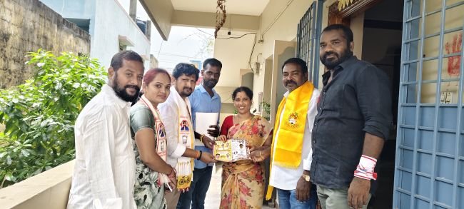 గెలిచిన వెంటనే సమస్యలన్నీ పరిష్కరిస్తా  -58వ డివిజన్ ప్రచారంలో రాజారెడ్డి హామీ 