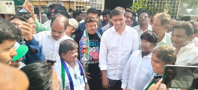 శీలం రమేష్,రమణమ్మలను అభినందించిన ఎంపీ : 45,47 వార్డులలో ప్రచారం నిర్వహించిన మిథున్ రెడ్డి