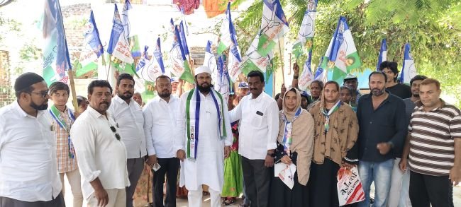మాజీ సీఎం జగనన్న ఆదర్శమైన పాలన దేశానికే దిక్సూచి : వైకాపా మైనార్టీ విభాగం రాష్ట్ర అధ్యక్షులు ఖాదర్ బాషా - 20,21 వార్డులలో షబానా,కరీముల్లాలకు మద్ధతుగా ప్రచారం