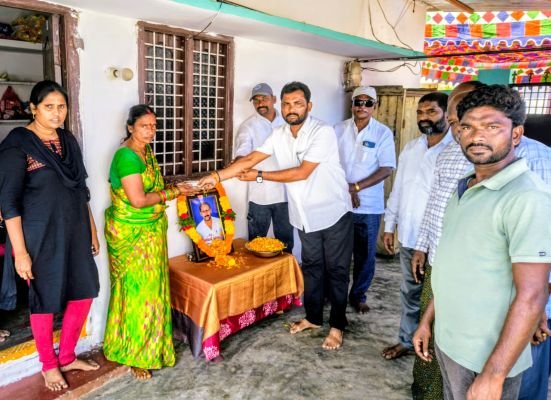 బీఆర్ఎస్ కార్యకర్త సైదులు కుటుంబానికి పిల్లుట్ల రఘు ఆర్థిక సాయం