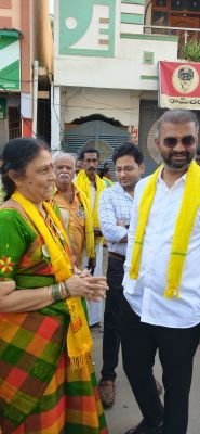 దేవినేని అవినాష్ కు పుట్టినరోజు శుభాకాంక్షలు తెలియజేసిన మున్సిపల్ చైర్పర్సన్ అభ్యర్థి బుట్నా లక్ష్మి.