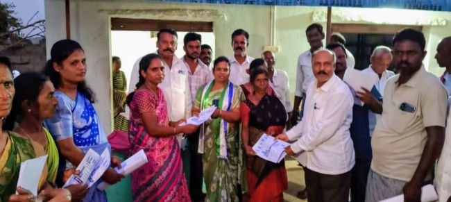 అవకాశం ఇవ్వండి.. అభివృద్ధి చేసి చూపిస్తా!  ఎంపీటీసీ అభ్యర్థి శ్యామలమ్మ విజ్ఞప్తి
