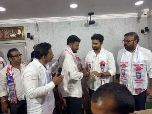 తిరుపతిలో వైసీపీకి ఎదురుదెబ్బ....  -వైసీపీ నుంచి జనసేన లోకి వలసల బాట  -54వ డివిజన్ పరిధిలో మహిళలు 100 మంది చేరిక  -జనసేన నేతల సమీక్షంలో పార్టీ కండువా కప్పుకున్న మహిళలు  -కూటమి కార్పొరేటర్ అభ్యర్థి బోయళ్ళ శాంతికి పెరుగుతున్న ప్రజాదరణ  -జనసేన ఆశయాలకు అనుగుణంగా పనిచేయాలి : నేతలు పిలుపు