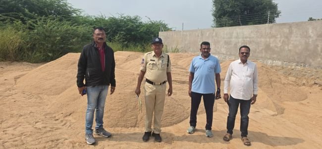 కొత్తపెళ్లి గ్రామంలో టాస్క్‌ఫోర్స్ పోలీసుల మెరుపు దాడి 75 ట్రాక్టర్ ట్రిప్పుల అక్రమ ఇసుక, నాలుగు డంపర్లు స్వాధీనం
