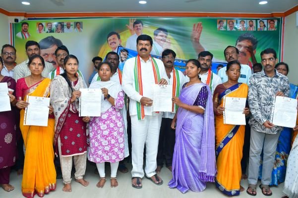 అర్హులైన లబ్ధిదారులకు ఇందిరమ్మ ఇళ్ల పట్టాలు పంపిణీ చేసిన ఎమ్మెల్యే పాయం