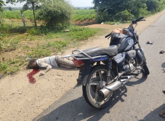 రోడ్డు ప్రమాదంలో వ్యక్తికి తీవ్ర గాయాలు