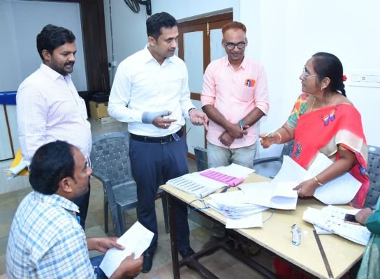 పోస్టల్ బ్యాలెట్ కేంద్రాన్ని తనిఖీ చేసిన కలెక్టర్
