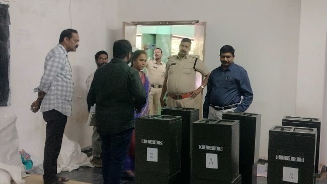 మున్సిపాలిటీ ఎన్నికల దృష్ట్యా భద్రతా ఏర్పాట్లను పరిశీలిస్తున్న అధికారులు.