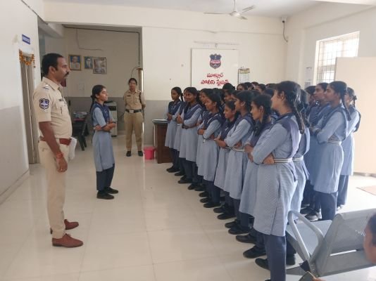 పోలీసుల విధులపై విద్యార్థులకు అవగాహన