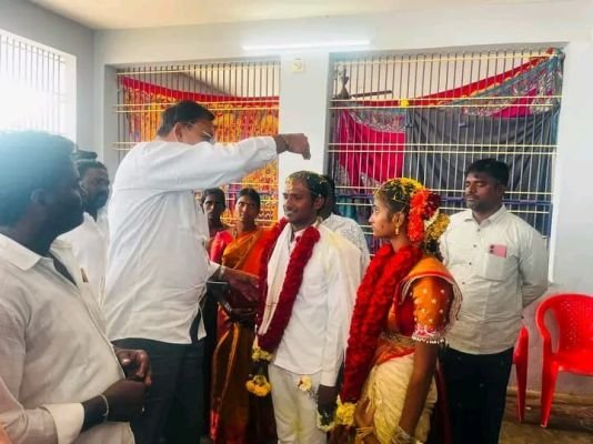 నూతన వధూవరులను ఆశీర్వదించిన మాజీ ఎమ్మెల్యే కాటంరెడ్డి విష్ణువర్ధన్ రెడ్డి