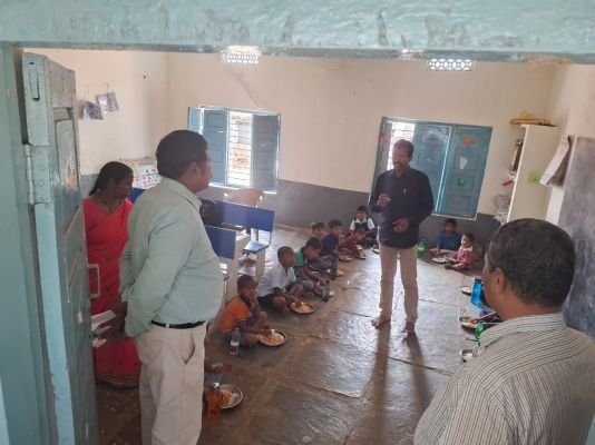 విద్యార్థులతో మమేకమైన జడ్పీ సీఈఓ