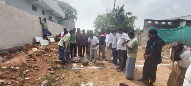 పది మంది లబ్ధిదారులకు ఇందిరమ్మ ఇళ్ల ముగ్గు పోత  సర్పంచ్ ఉటుకూరి మాధవరెడ్డి చేతుల మీదుగా పనుల ప్రారంభం