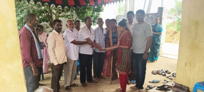 నిరుపేద కుటుంబానికి ట్రస్ట్ అండ.. అంత్యక్రియలకు రూ.10 వేల ఆర్థిక సాయం